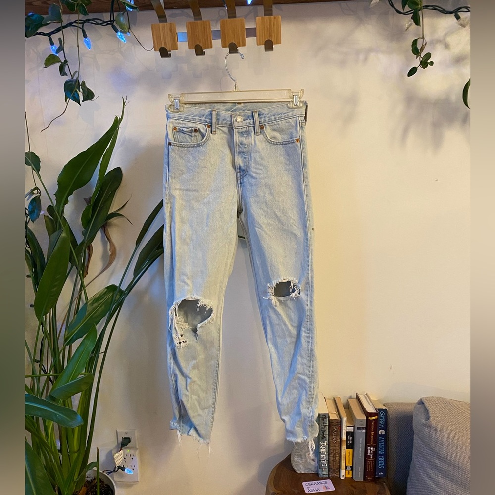 ✨ Distressed Light Wash Levi Jeans ~ Size 26 ✨